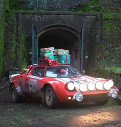 Weihnachtsmann fährt Lancia Stratos