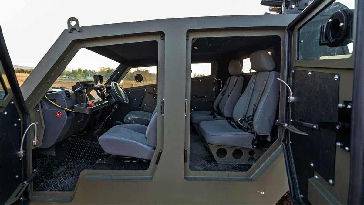 Gepanzertes Fahrgastzelle beim 6x6 Toyota Land Cruiser zum Schutz der Passagiere