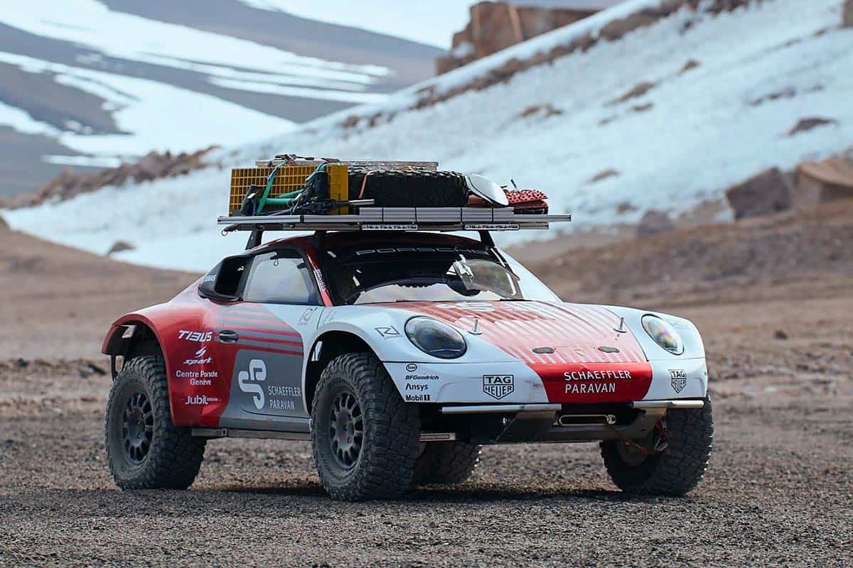 Spezieller Porsche-Offroader im Rallye-Trim vor dem Expeditions-Start