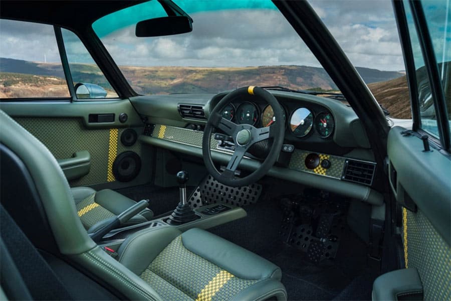 Im Innenraum des englischen Porsche-Restomods findet man Leder, Carbon und moderne Technik