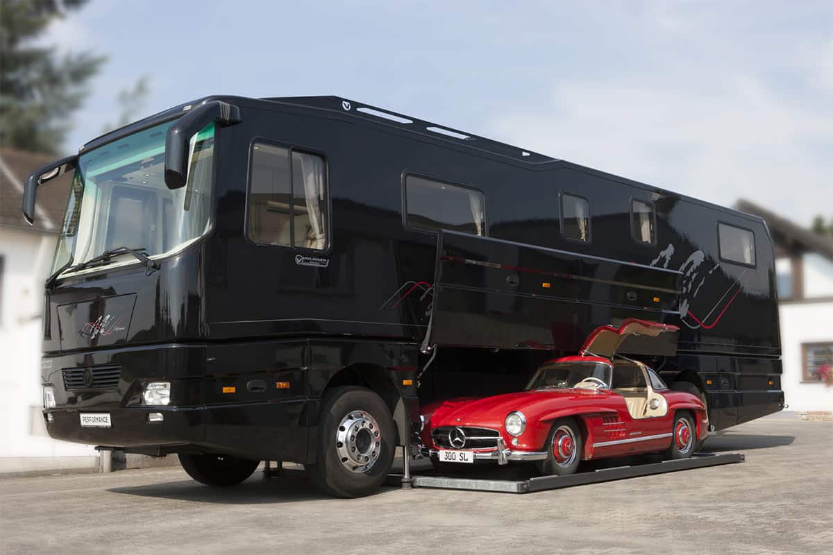 Oben das Luxus-Reisemobil und unten gut verstaut in der Garage fährt der 300 SL mit in den Urlaub