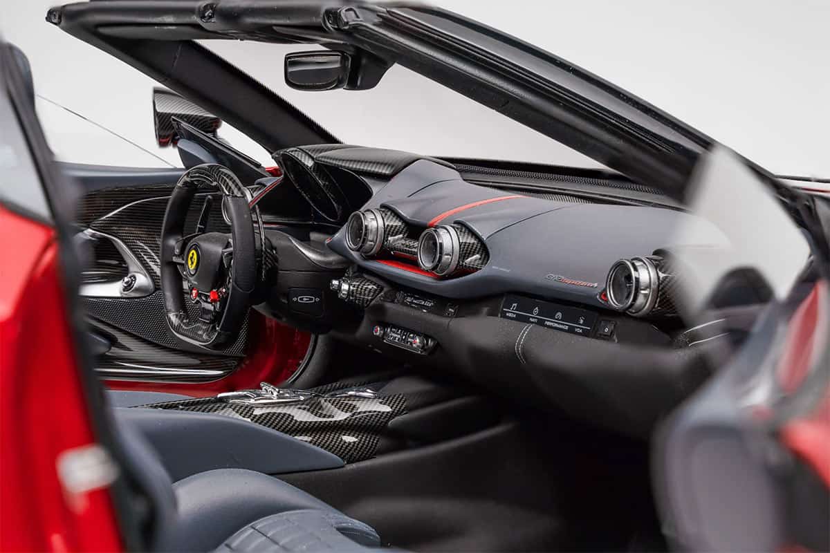 Im Interieur des Miniatur-Ferrari herrscht die gleiche Optik wie im Original