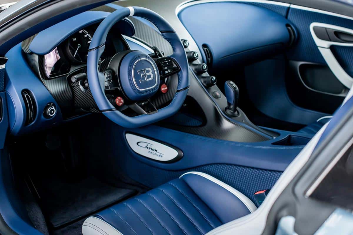 Etwa 2,5 Kilometer lange feine Lederstreifen wurden im Bugatti Chiron Profilee verarbeitet