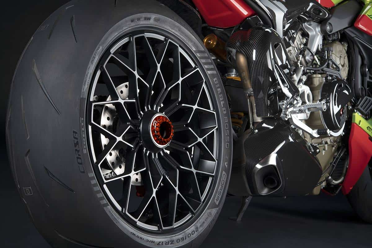 Die Hinterradmutter der Streetfighter V4 Lamborghini Speciale Clienti besteht aus Titan