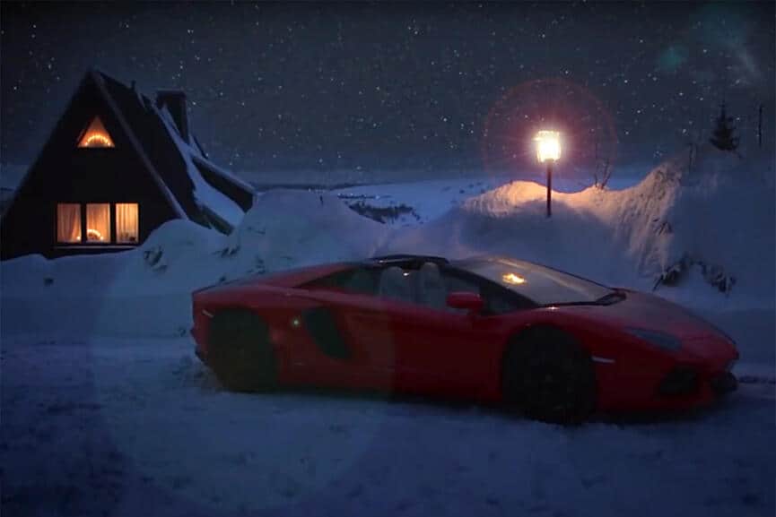 Santa Claus im Lamborghini Aventador