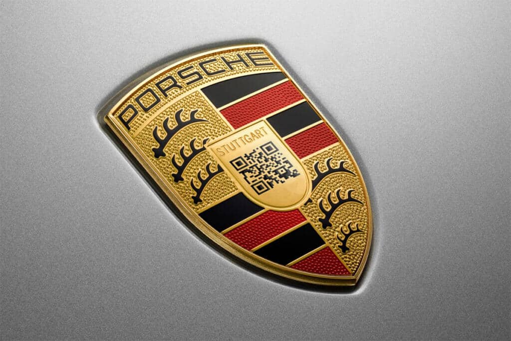 Porsche auf dem Weg zur Digitalisierung - Das Porsche QREST Wappen für die Einführung des Porsche Taycan