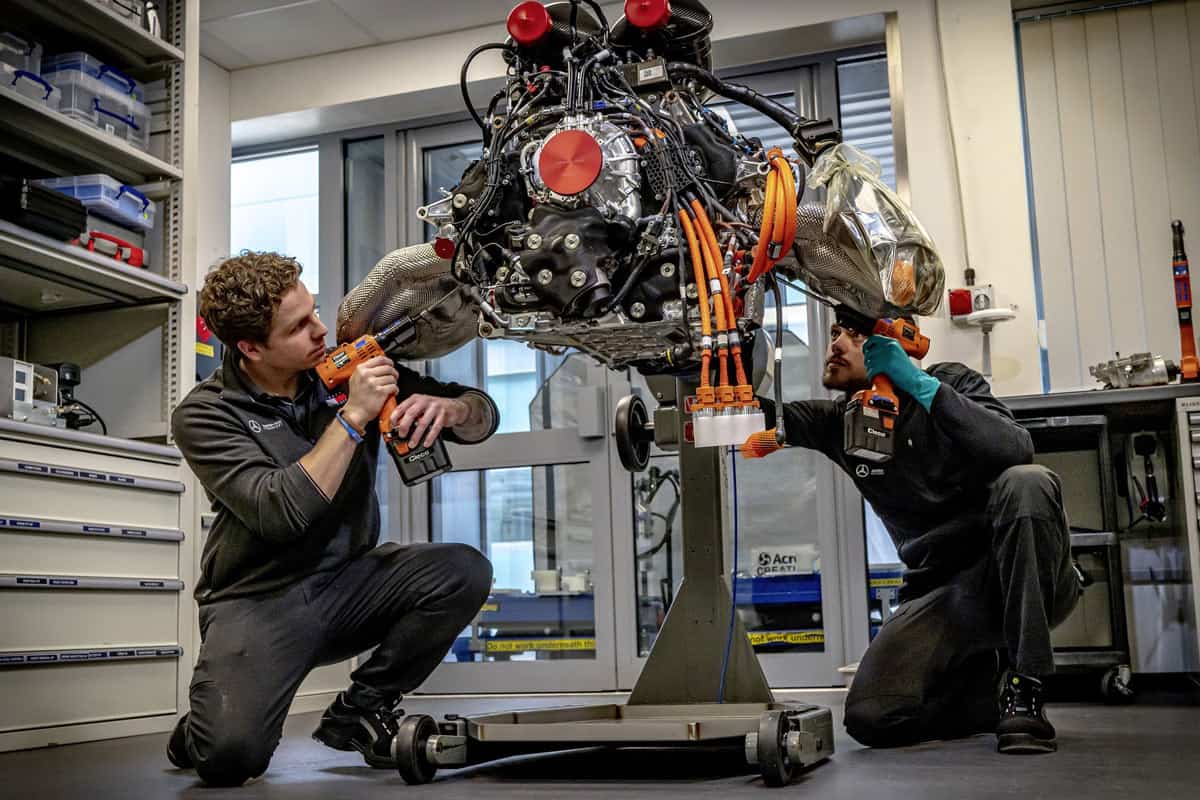 Der 1,6-Liter-V6-Turbomotor des Mercedes-AMG ONE wird für den Eiinbau vorbereitet