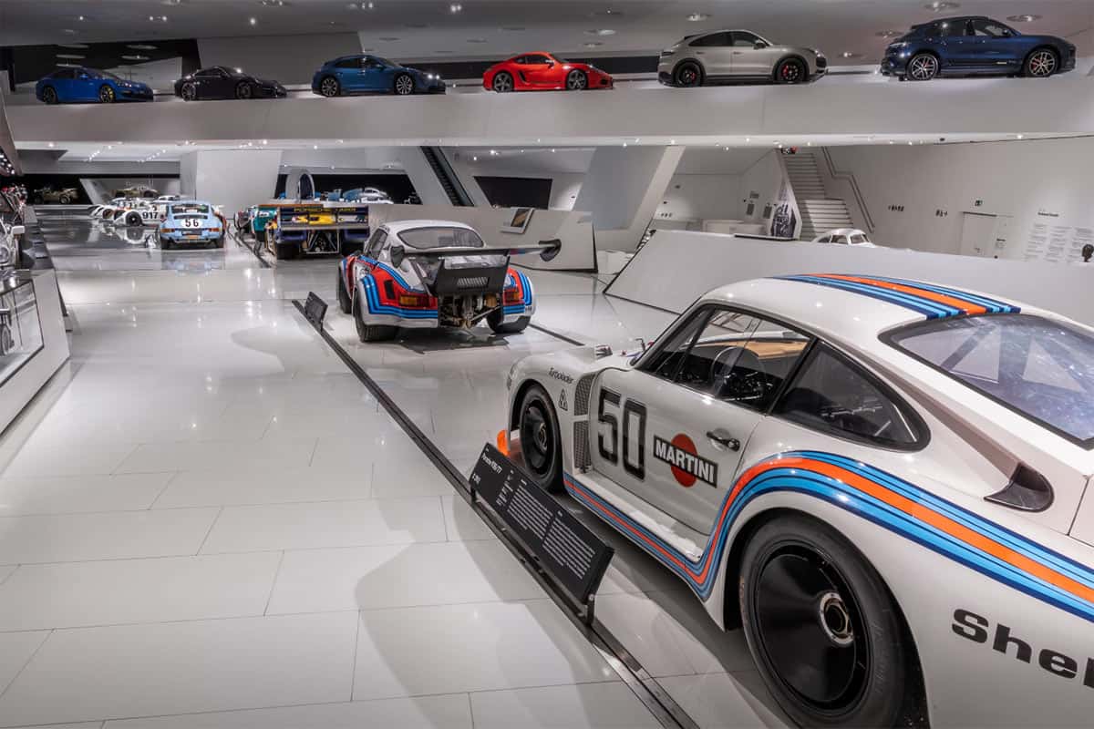 Nachts sieht es dann so aus im menschenleeren Porsche Museum Stuttgart