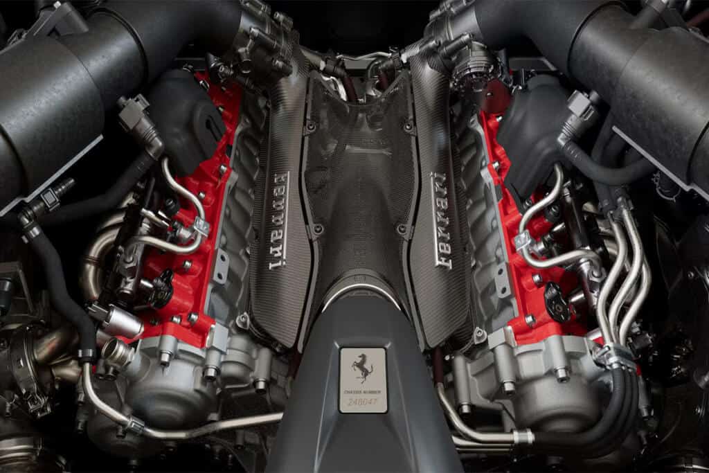 Der 1.030 PS starke Motor des SF90 XX lässt das Hypercar in 2,3 Sekunden auf Tempo 100 sprinten
