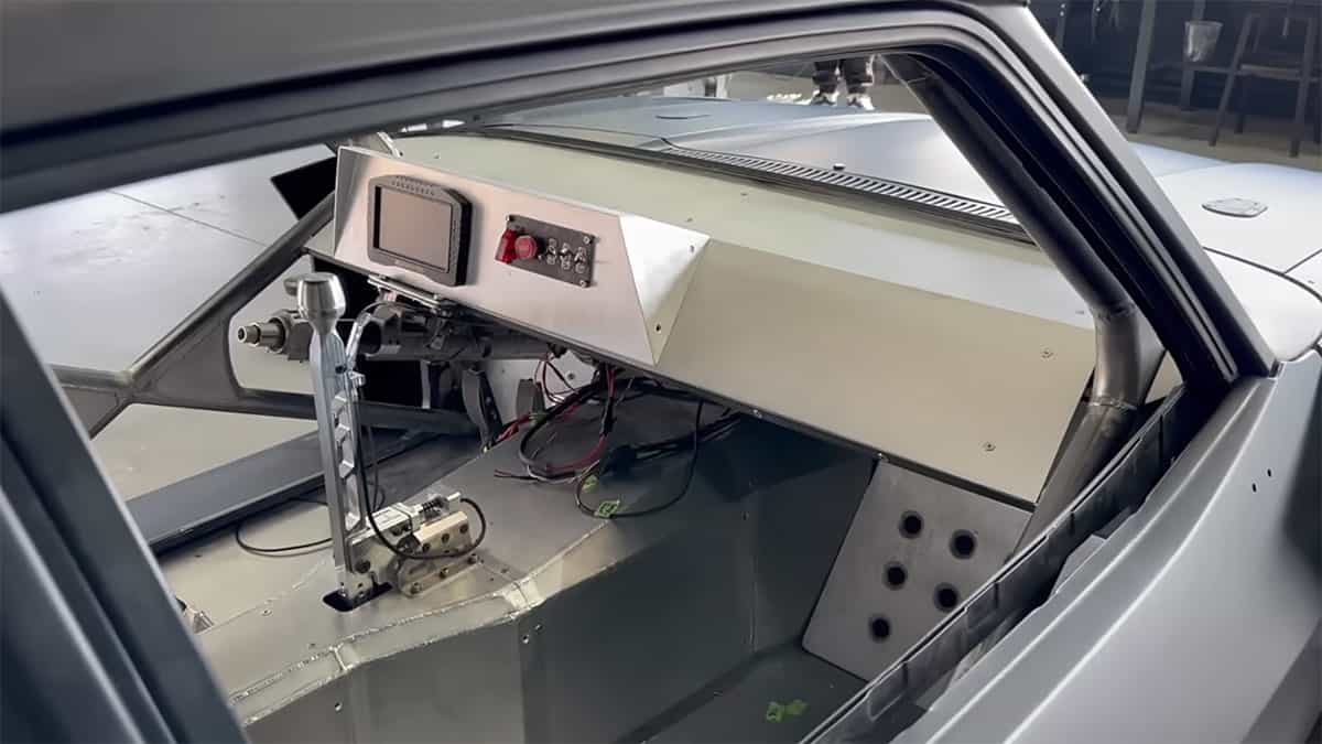Ein noch recht spartanischer Innenraum im Ford mit LCD-Screen als Infoeinheit für den Fahrer
