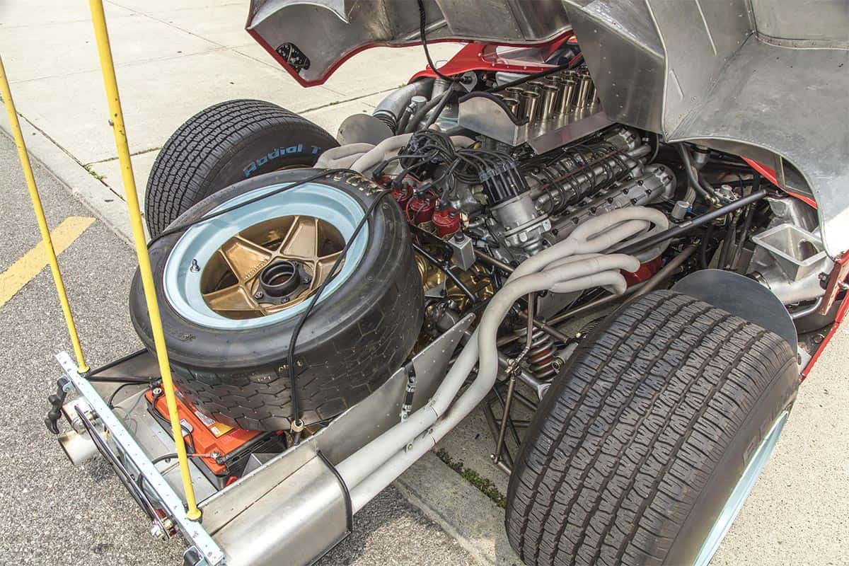 Der V12-Saugmotor mit dem Ersatzreifen im Heck des Ferrari 412P Berlinetta