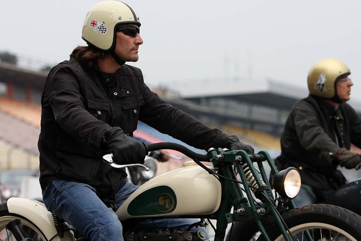 Motorräder aus vielen Jahrzehnten treten mit ihren Fahrern in den Wertungsläufen an