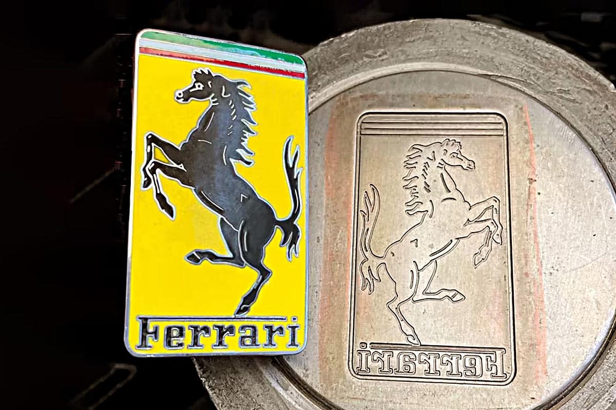 Die ursprüngliche Metallform, aus der das Ferrari Logo ursprünglich hergestellt wurde