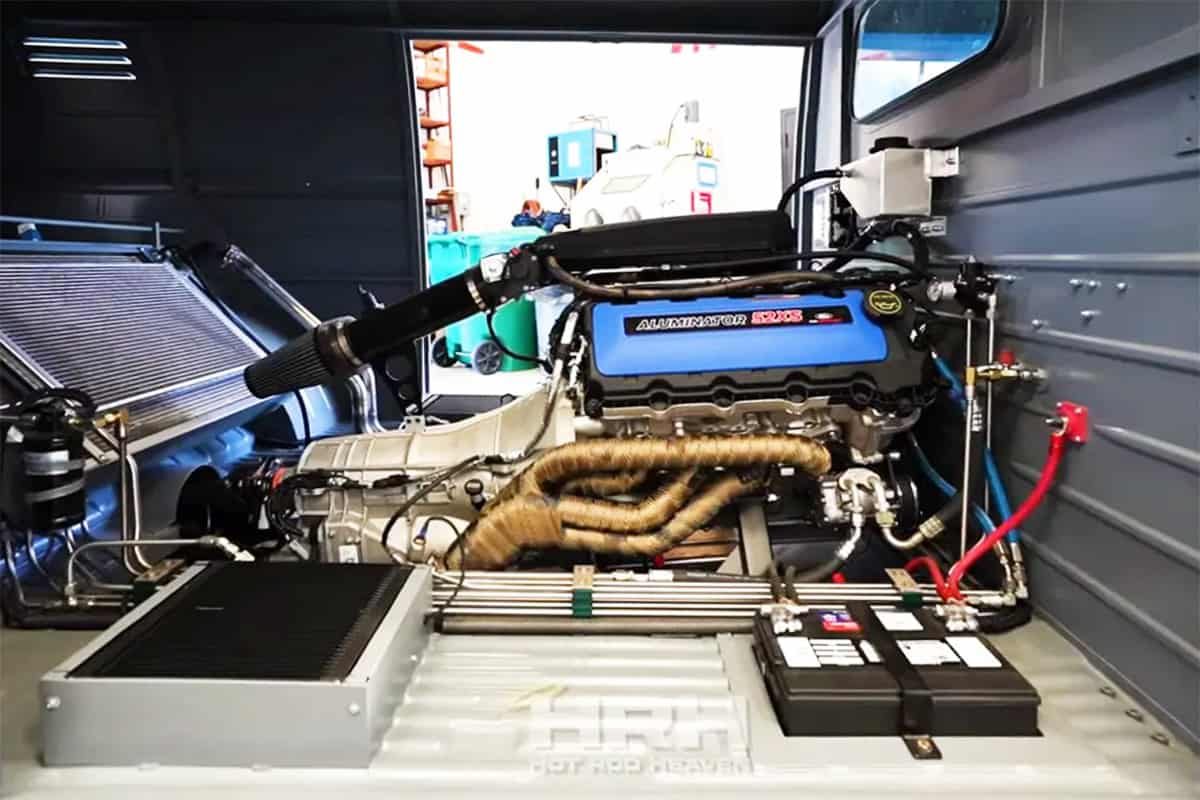 Der V8-Motor des VW Bus Typ2 T1 stammt aus einem Ford Mustang GT 500