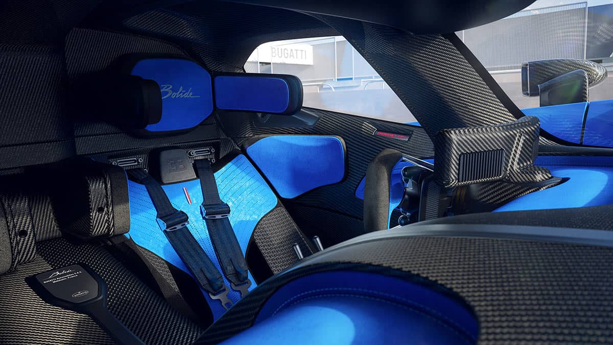 Selbst bei den Sitzschalen des Bugatti Bolide ist das X-Design zu finden
