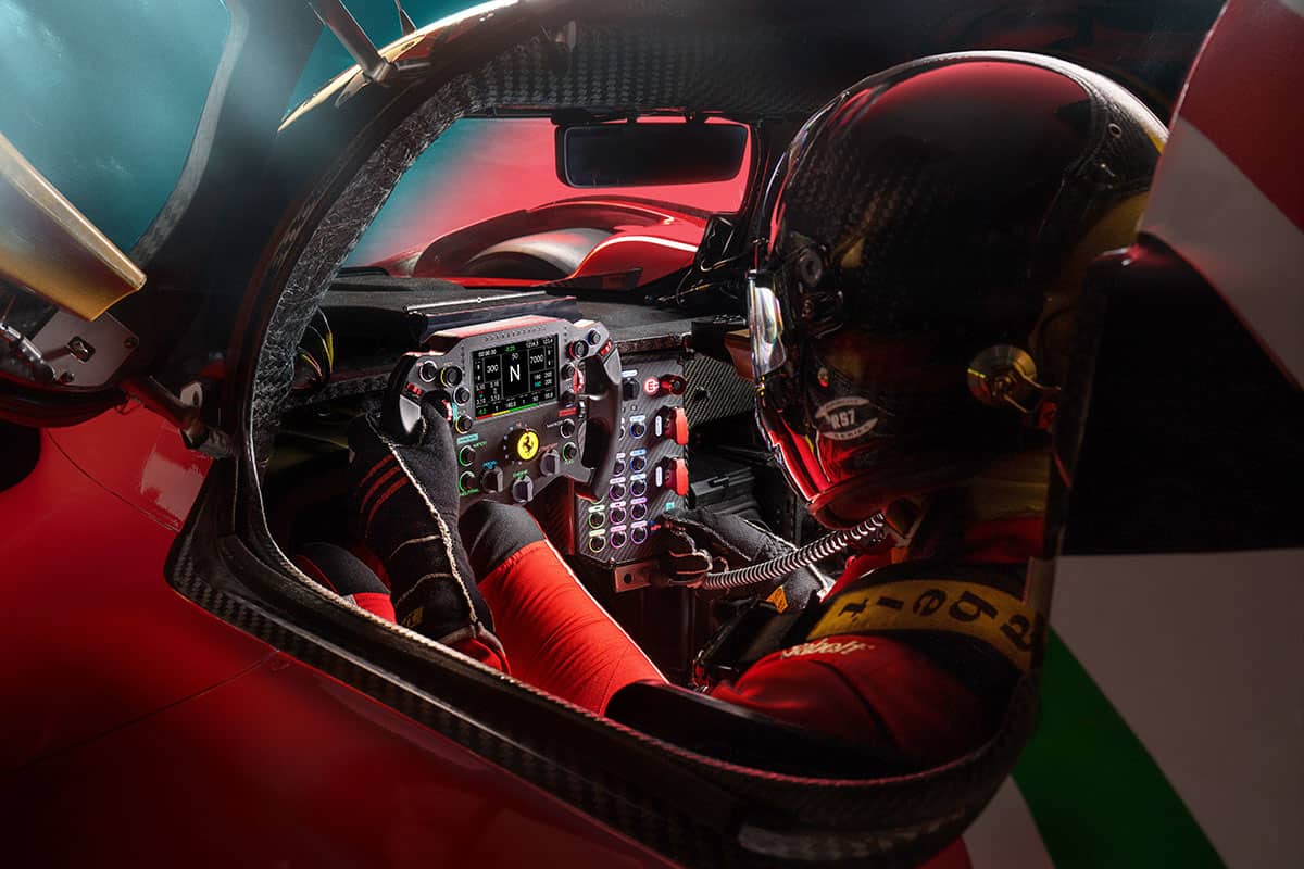 Sein Innenraum ist genauso angeordnet wie  bei den Ferrari Le-Man-Rennwagen