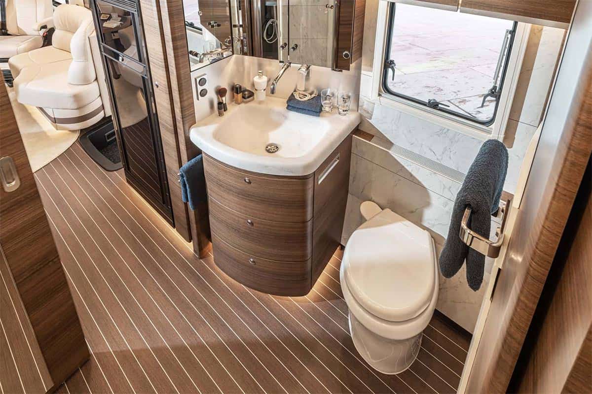 Selbst ein vollständig eingerichtetes Bad ist an Bord des Wohnmobils