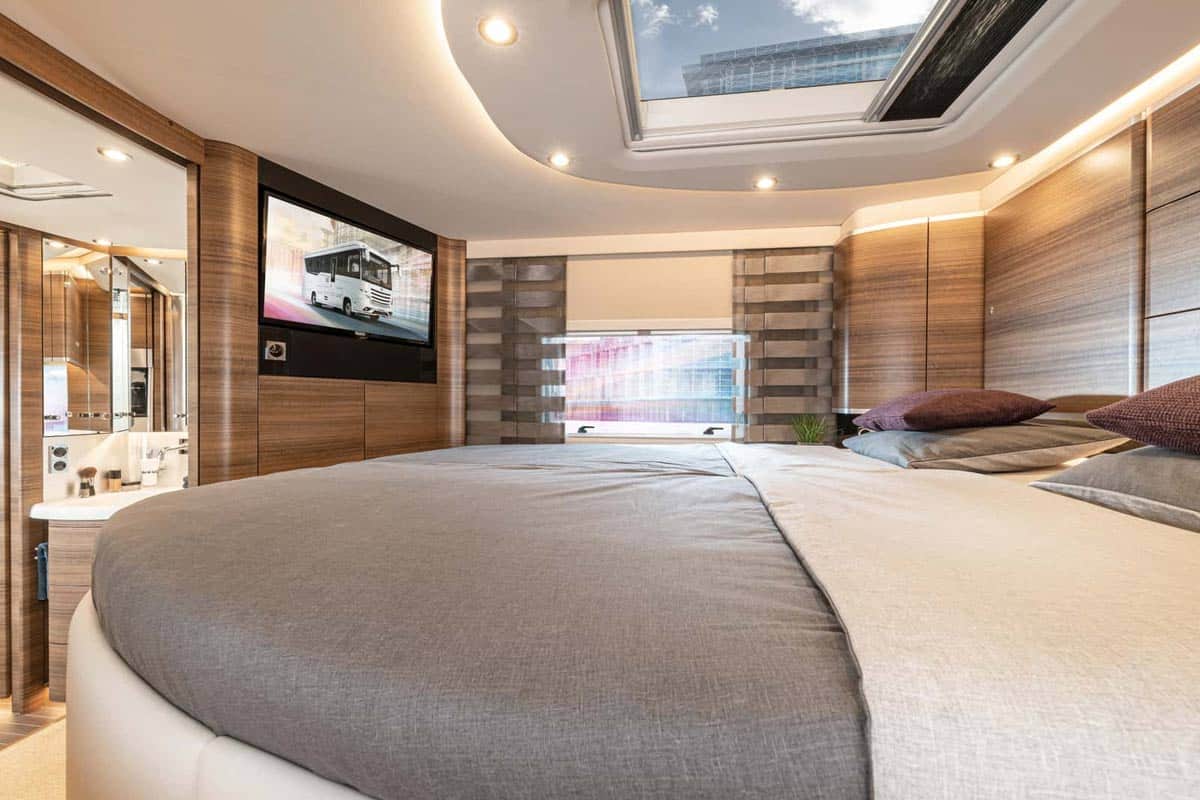 Gut schlafen im Kingsize-Bett des Luxus Reisemobils