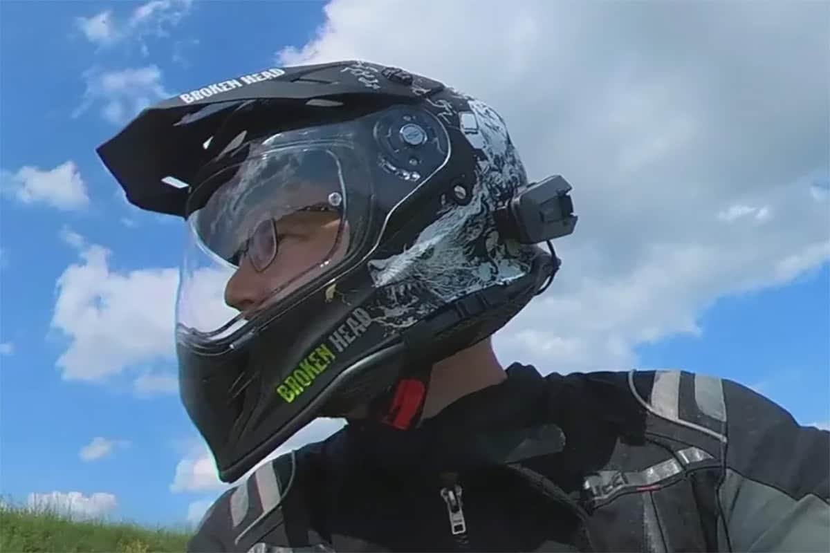 Das Headset passt an fast jeden Motorrad-Helm