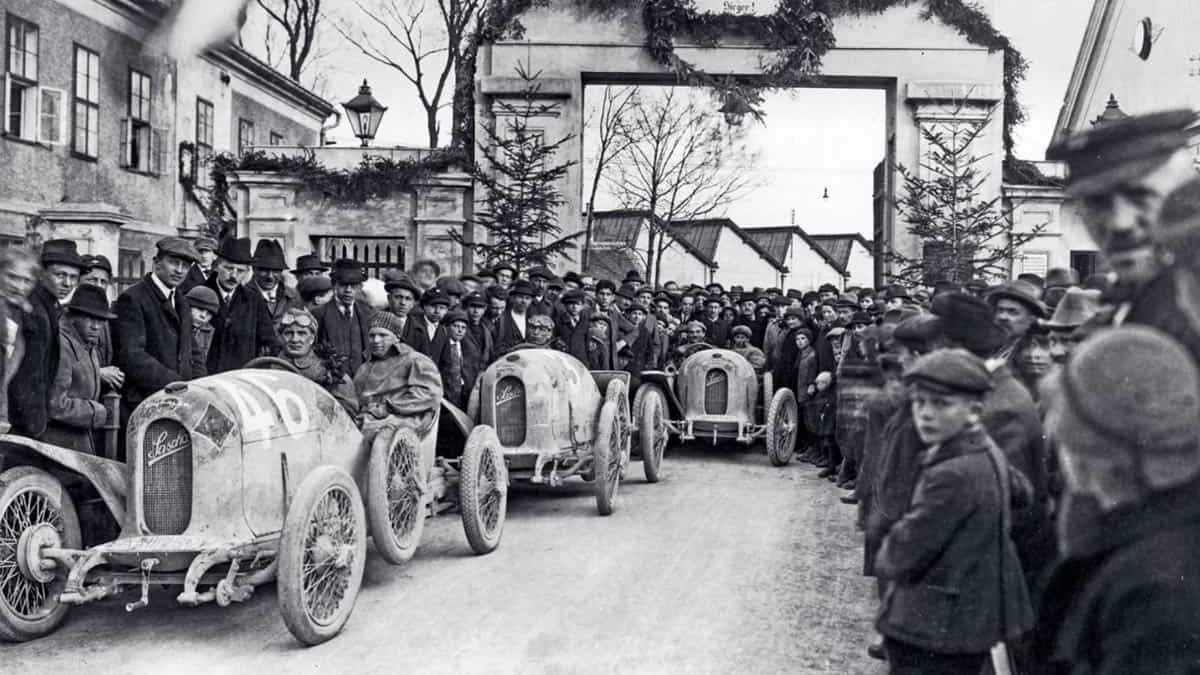 Am Ende der Rallye kehren die Rennwagen in die Austro-Daimler-Werke zurück